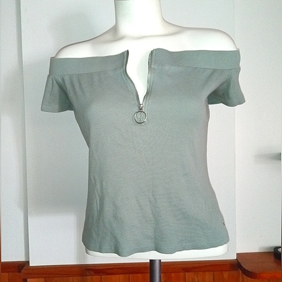 Guess Off The Shoulder Top - Picture 2 of 6